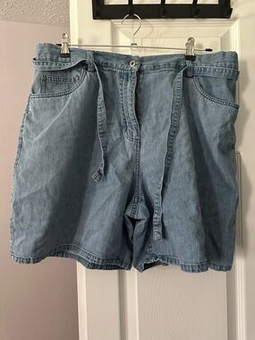 Karen Scott size 18W Light Wash Denim Shorts with Drawstring Waist